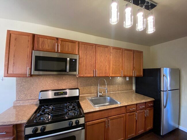 Building Photo - 1520 W Champlost Ave