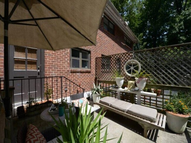 Foto del edificio - 969 E Rock Springs Rd NE