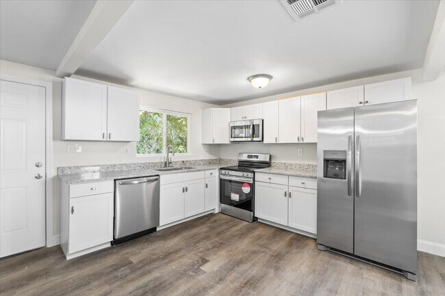 Foto del edificio - 16929 Huntsville Brownsferry Rd