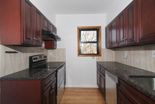 Building Photo - 10513 Metropolitan Ave