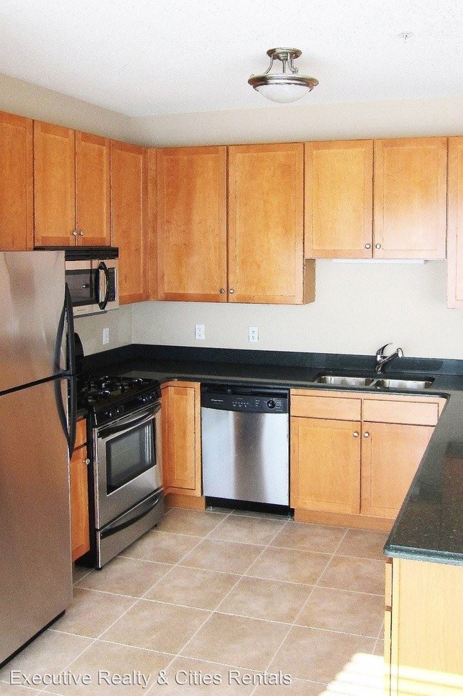 Building Photo - 1070 Grandview Ct NE