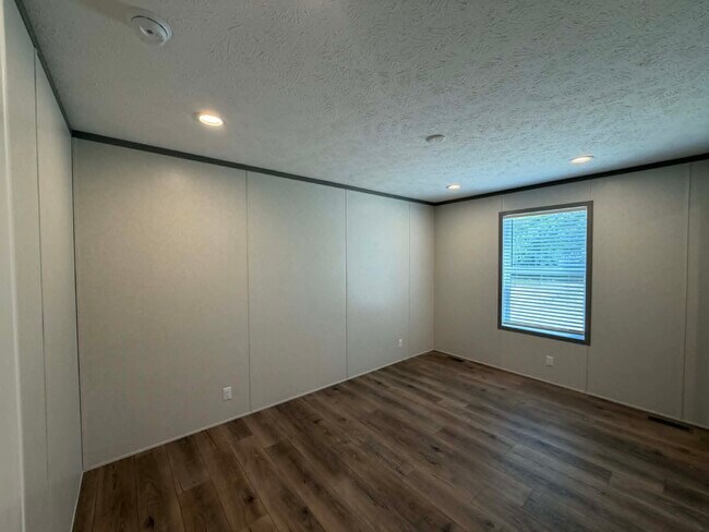 Foto del edificio - 25418 Nuway Ave