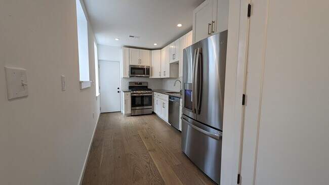 Foto del edificio - Newly Refinished West Kensington Home