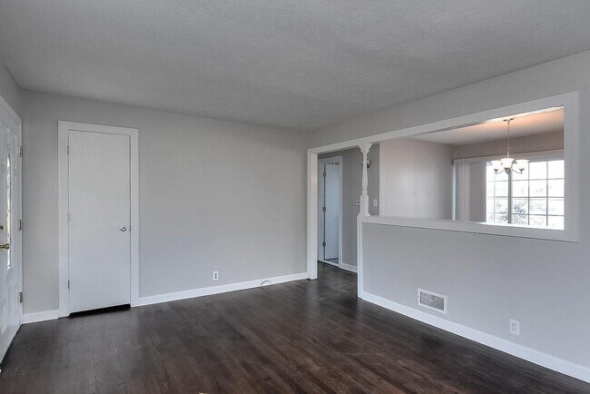 Building Photo - Spacious Three Bedroom!
