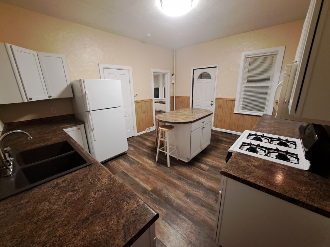 Kitchen: Includes refrigerator, gas stove, over the range microwave, island, lots of storage - 707 State Street