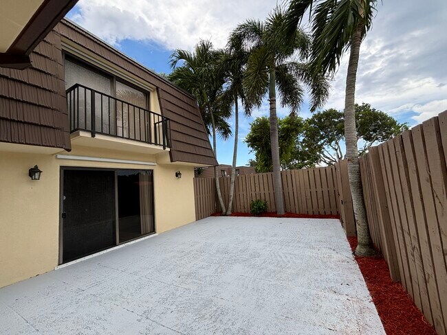 Building Photo - 302 3rd Ct