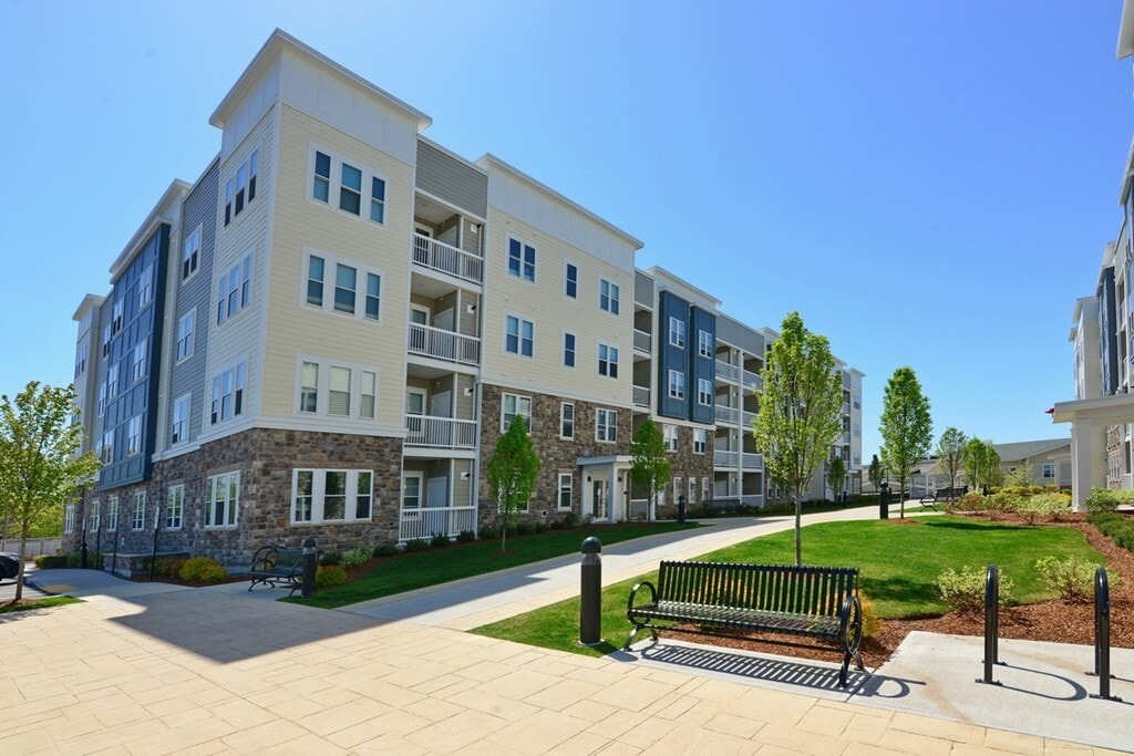 Primary Photo - 130 University Ave