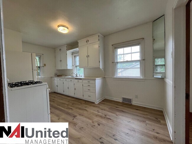 Foto del edificio - Three bedroom, one bathroom home for rent