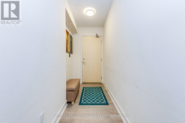 Building Photo - 30 Roehampton Ave