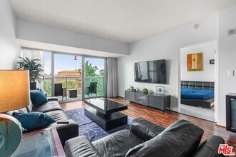 Building Photo - 13700 Marina Pointe Dr