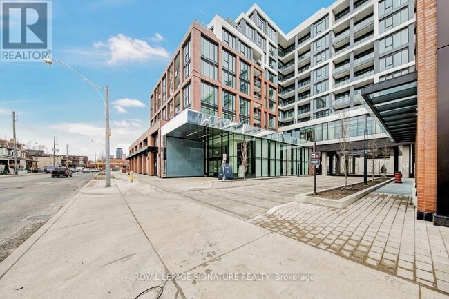 Building Photo - 858 Dupont St