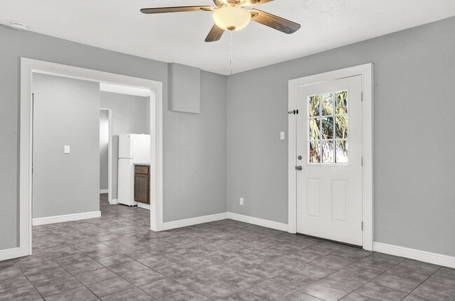 Building Photo - Central 1 Bedroom 1 Bath