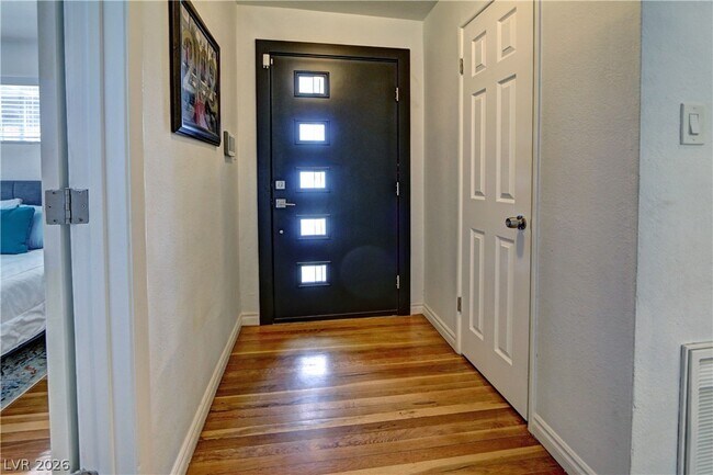 Building Photo - 2108 S 6th St