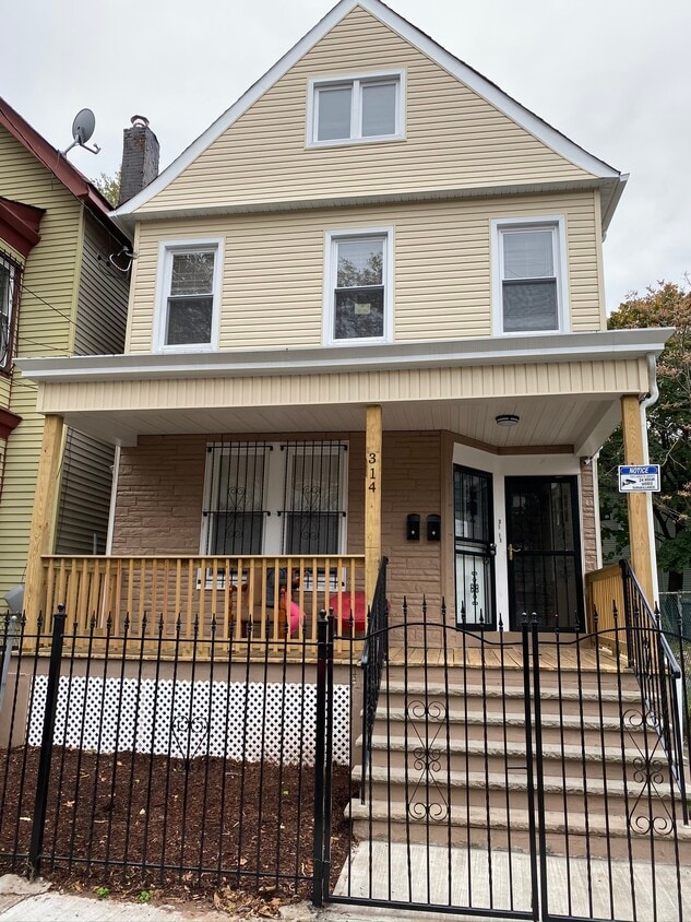 Front - 314 7th Ave W