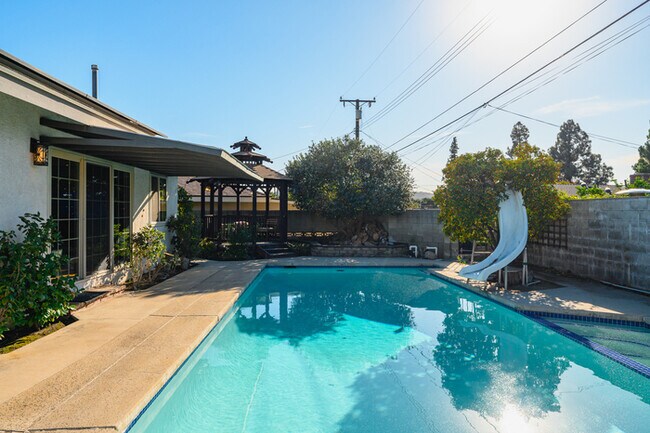 Foto del edificio - Luxury Estate with Sparkling Pool & Elegant Amenities