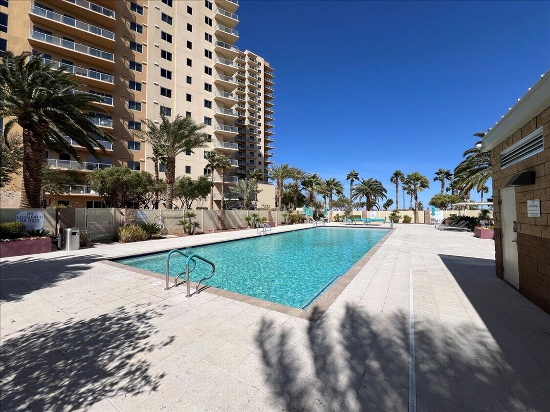 Foto principal - High Rise Condo in One Las Vegas- 4 bedroo...