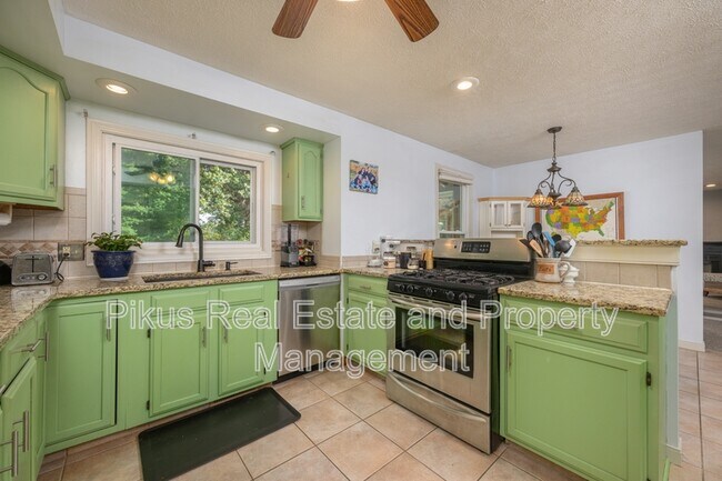 Foto del edificio - 8294 Whiteridge Cir