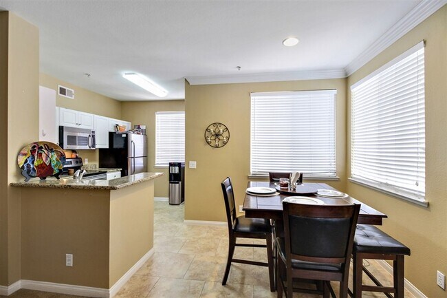 Foto del edificio - Spacious Top Floor Condo in Resort Style C...