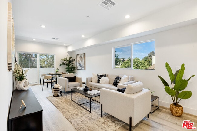 Foto del edificio - 222 N Coronado St