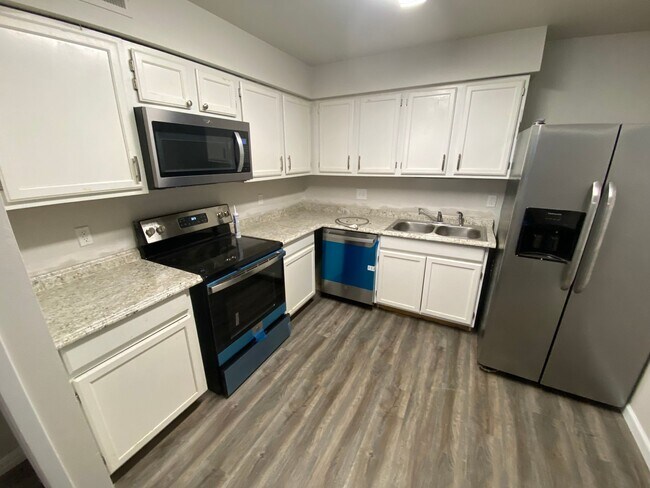 Cocina actualizada con electrodomésticos de acero inoxidable - 4300 Arrow Tree Dr