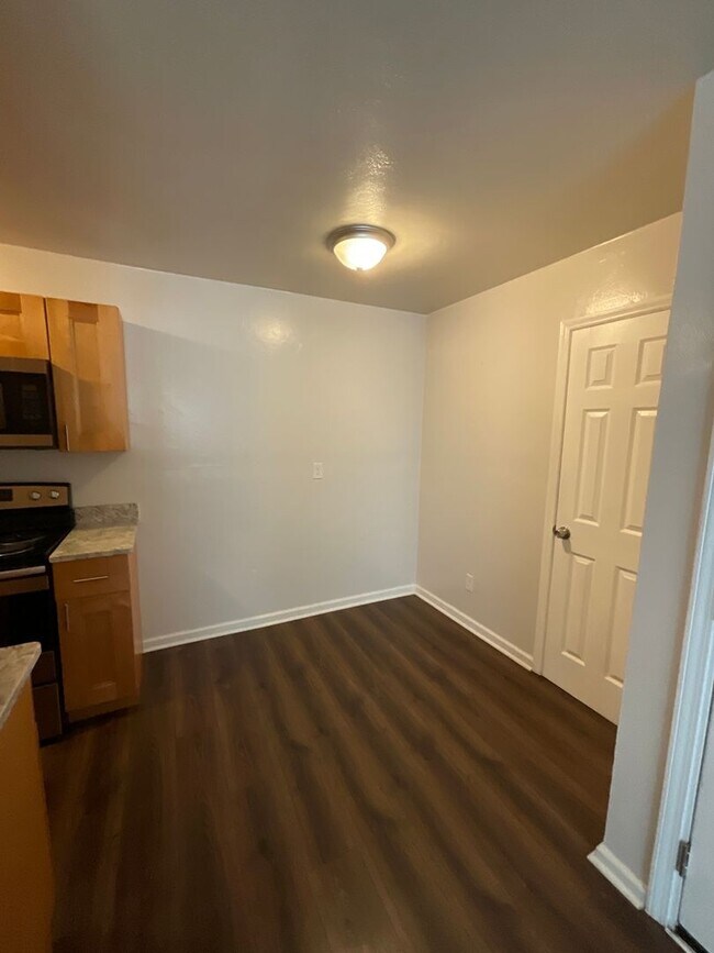 Foto del edificio - Two Bedroom Apartment off Rodman