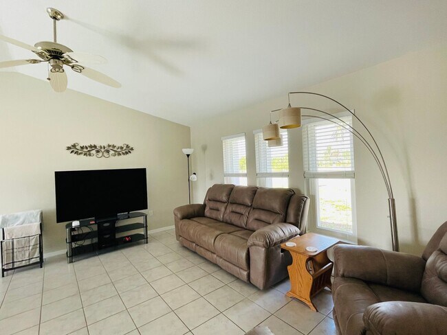 Foto del edificio - SOUTH GULF COVE-WATERFRONT POOL HOME!