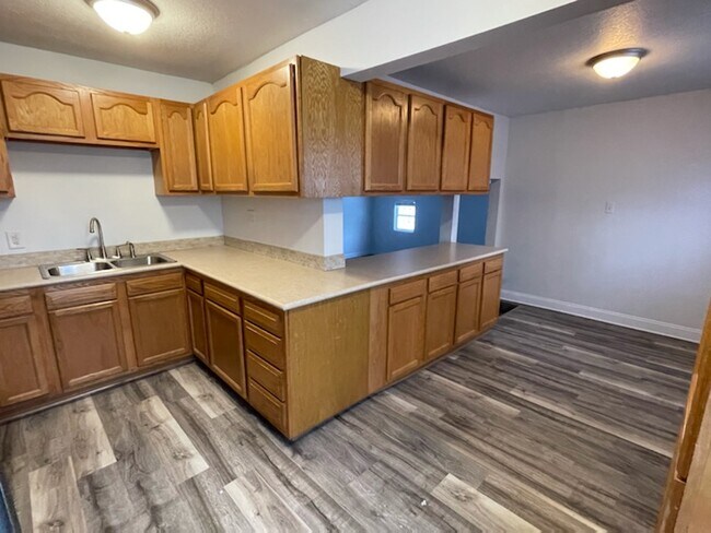 Building Photo - 1226 Latham Ave