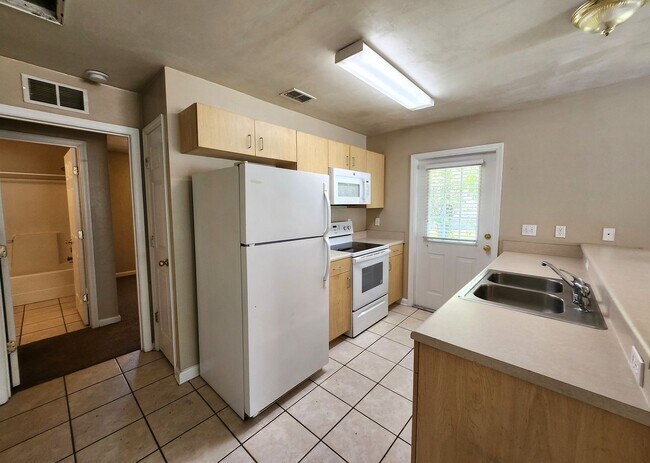 Building Photo - 3 bedroom for rent August 7, 2026 for $1695 per month, walking distance to FSU