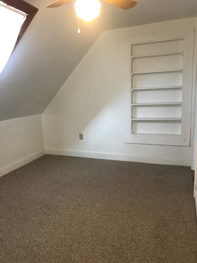 Bedroom with Built-in - 53 River St