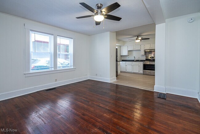 Foto del edificio - 4205 Woodbine Ave