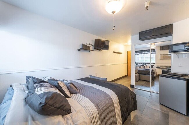 Building Photo - Carriage House Furnished Condo Available Now