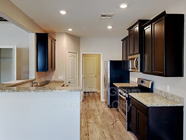 Building Photo - 420 E Mobile Terrace