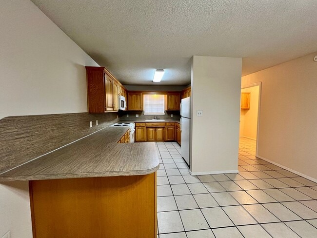Building Photo - Cute 2 bed/2bath Duplex in Barling - Avail...