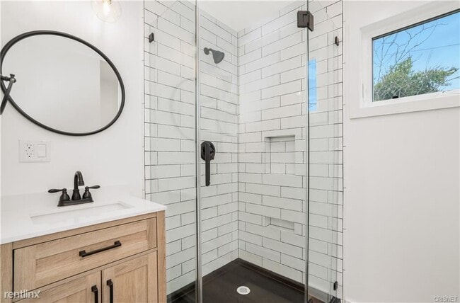 Building Photo - 1 br, 1 bath Duplex - 5258 Strohm Avenue