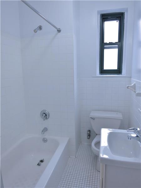 Building Photo - 530 E 78th St