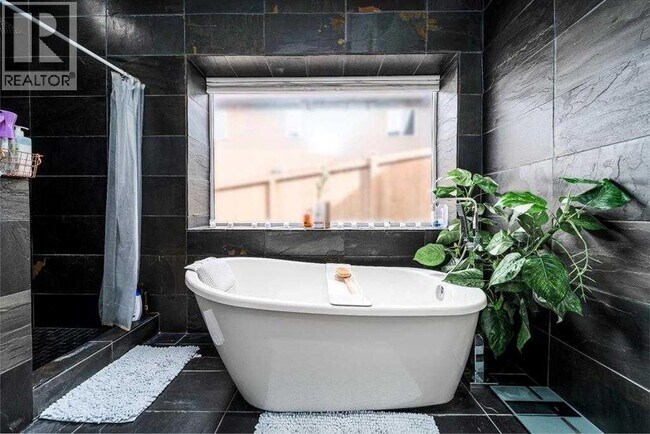 Photo du bâtiment - 351 Skeena Cres W