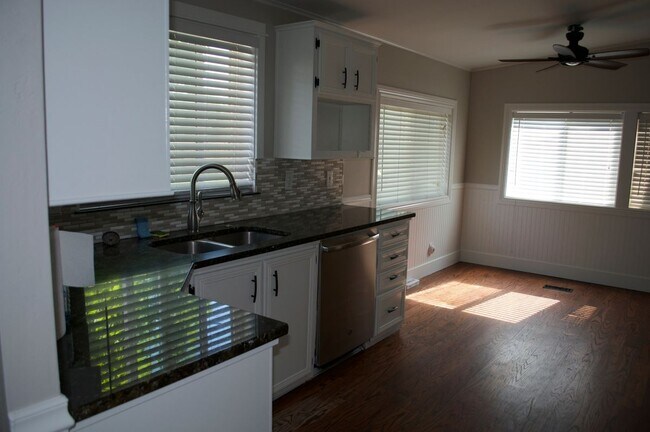Foto del edificio - 2557 E Beacon Light Rd