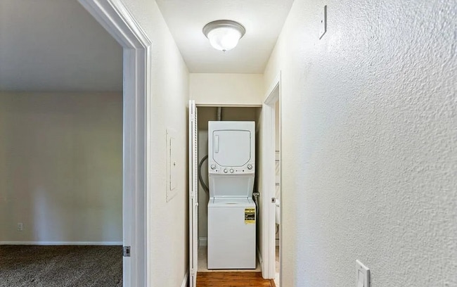 Building Photo - 1 Bedroom Gem in Carmel Valleys Top Notch ...