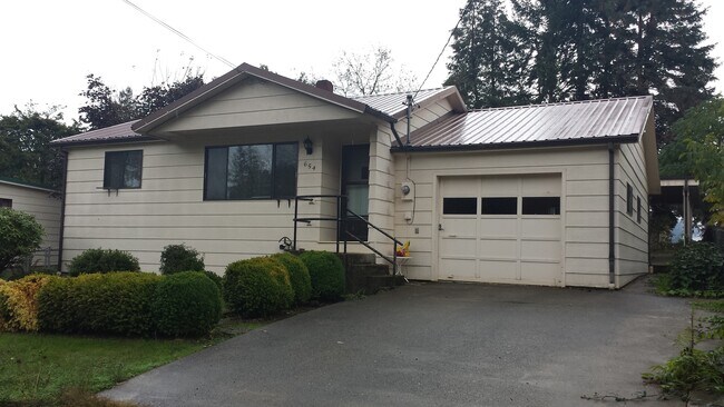 Building Photo - Nice 2 bedroom, 1 bath with yard.