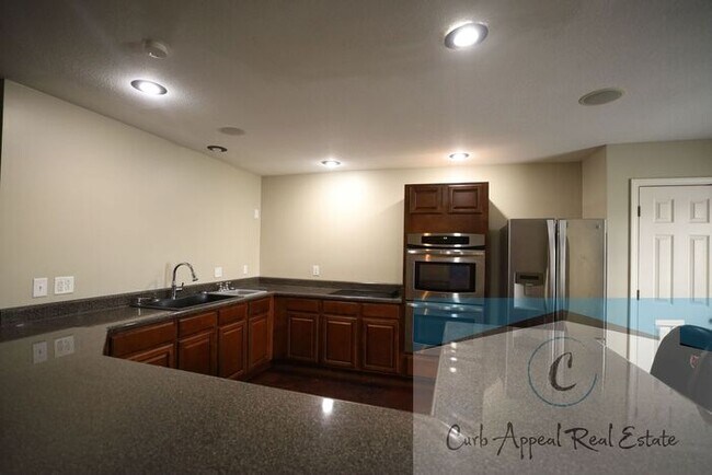 Foto del edificio - Internet included!! Spacious 1 bed /1 full bath apt - includes washer/dryer