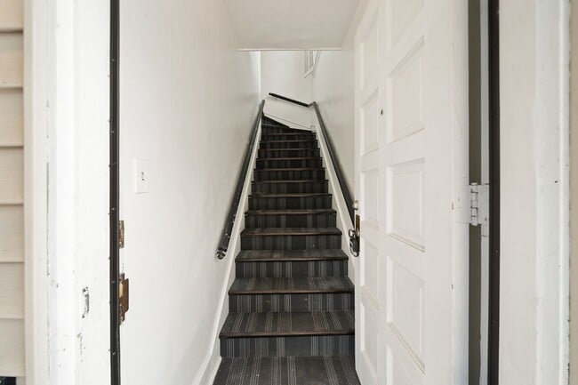 Building Photo - Spacious 2nd floor two bedroom duplex