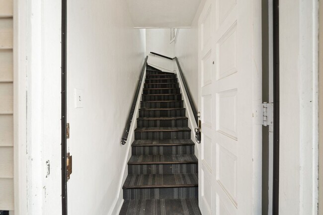 Foto del edificio - Spacious 2nd floor two bedroom duplex