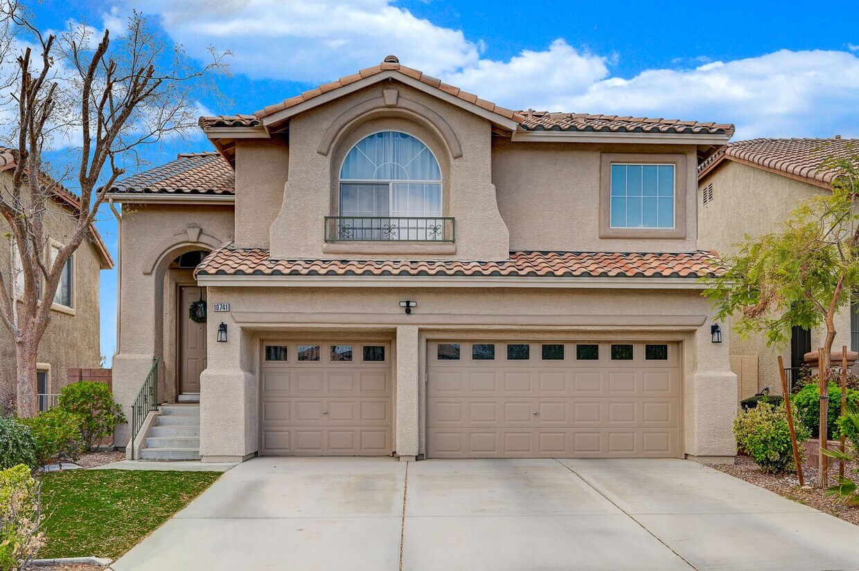 Foto principal - Gorgeous 3 bedroom 2.5 bath split level ho...