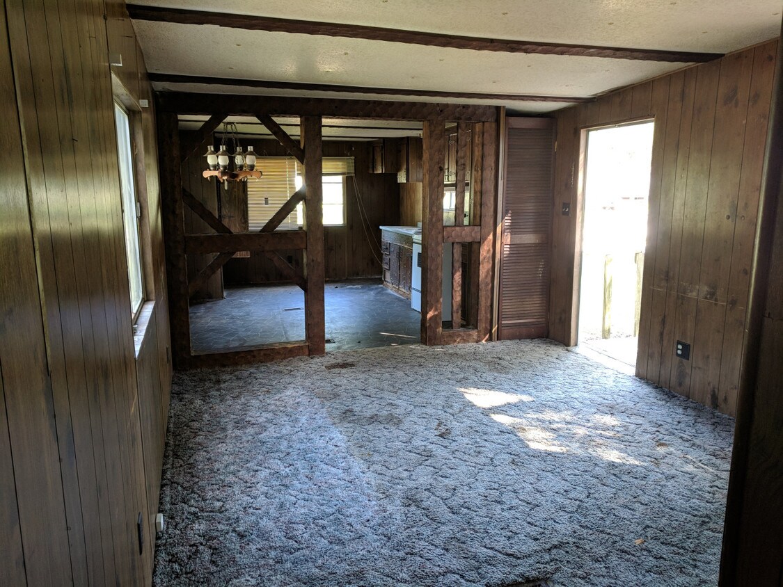 Building Photo - Country Style Living - 123 Battlefield Dr