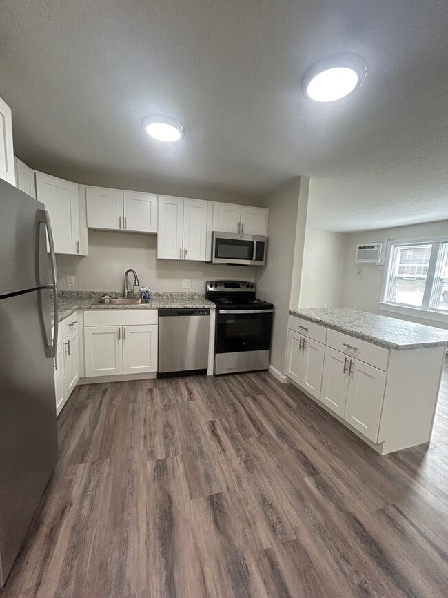 Building Photo - Renovated 2 Bedroom in Rochester NH!