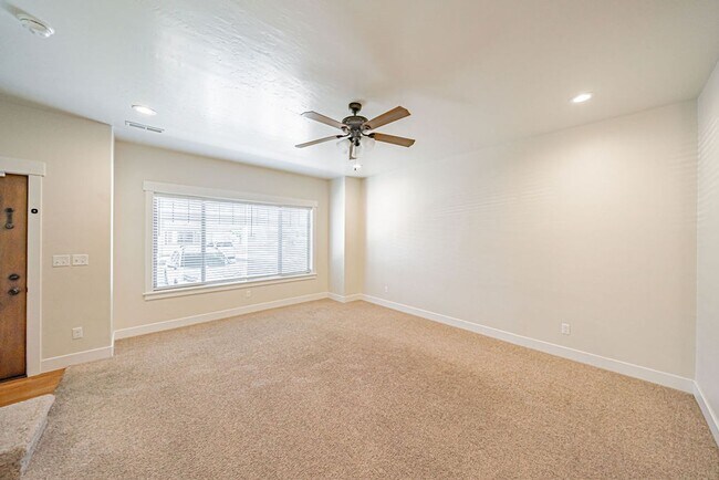 Foto del edificio - 3 bed 1.5 bath Townhome