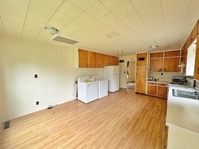Building Photo - Classic Charm, Updated