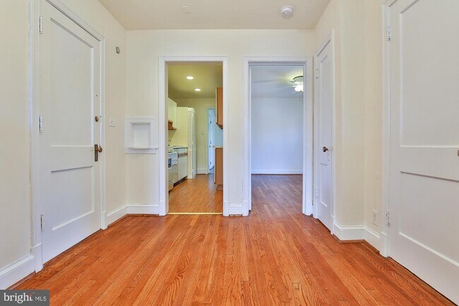 Foto del edificio - 2328 40th St NW