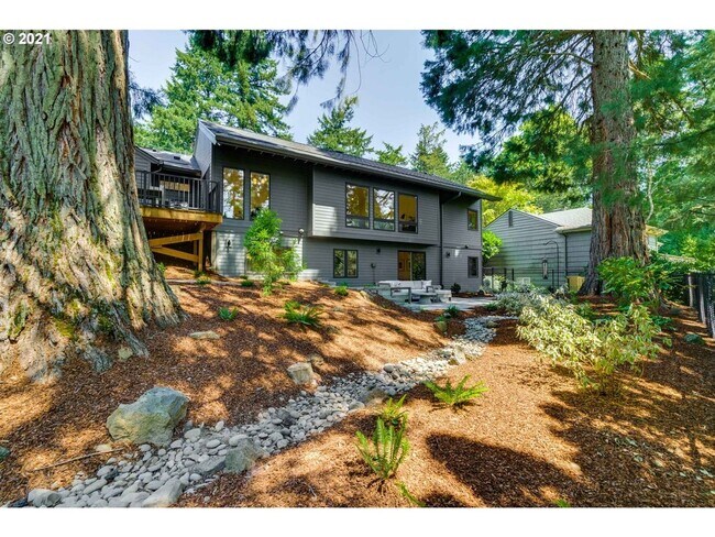 Building Photo - Immaculate 3 Bed 4 Bath Mid-Century Home i...