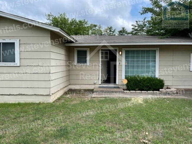 Building Photo - 426 NW Greenmeadow Dr